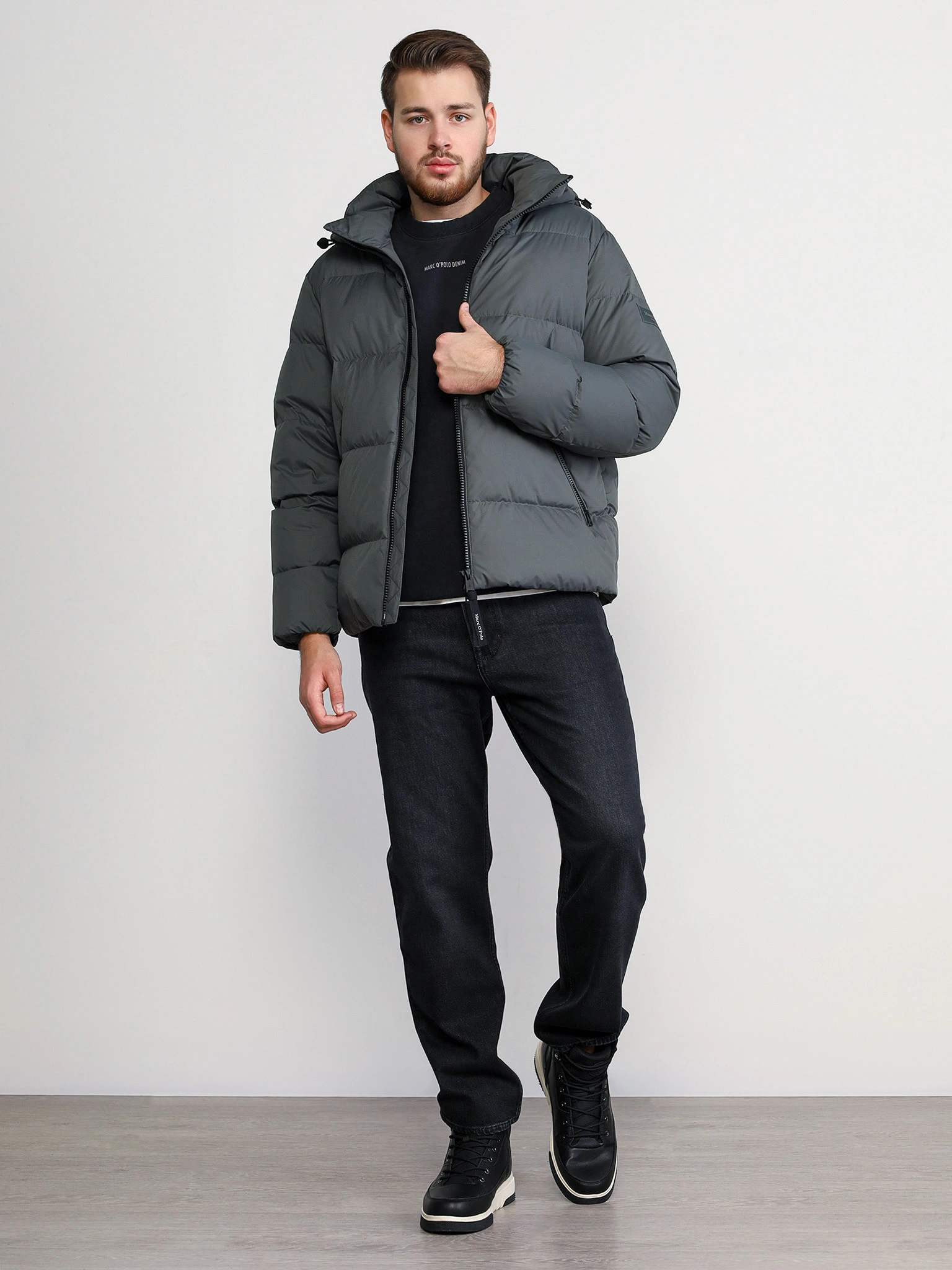 Куртка утепленная зеленого цвета с капюшоном